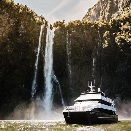 Milford Sound Overnight Cruise - Fiordland Discovery Экстерьер фото