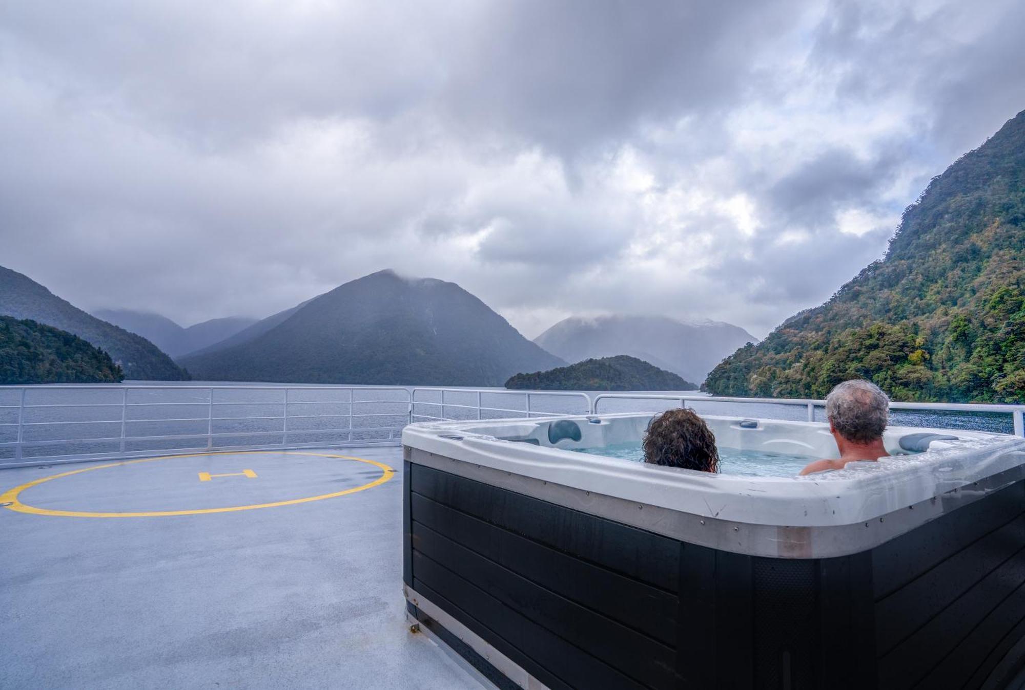 Milford Sound Overnight Cruise - Fiordland Discovery Экстерьер фото