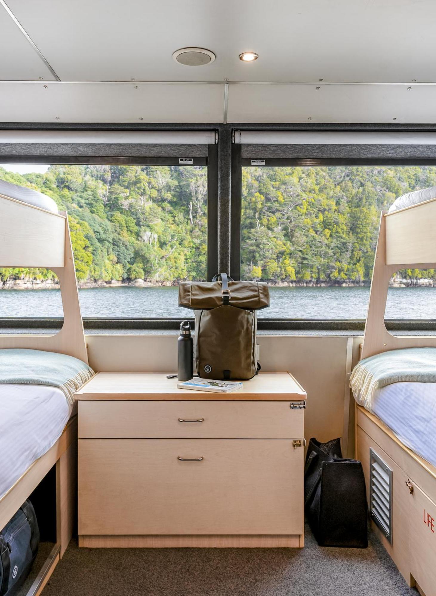 Milford Sound Overnight Cruise - Fiordland Discovery Экстерьер фото
