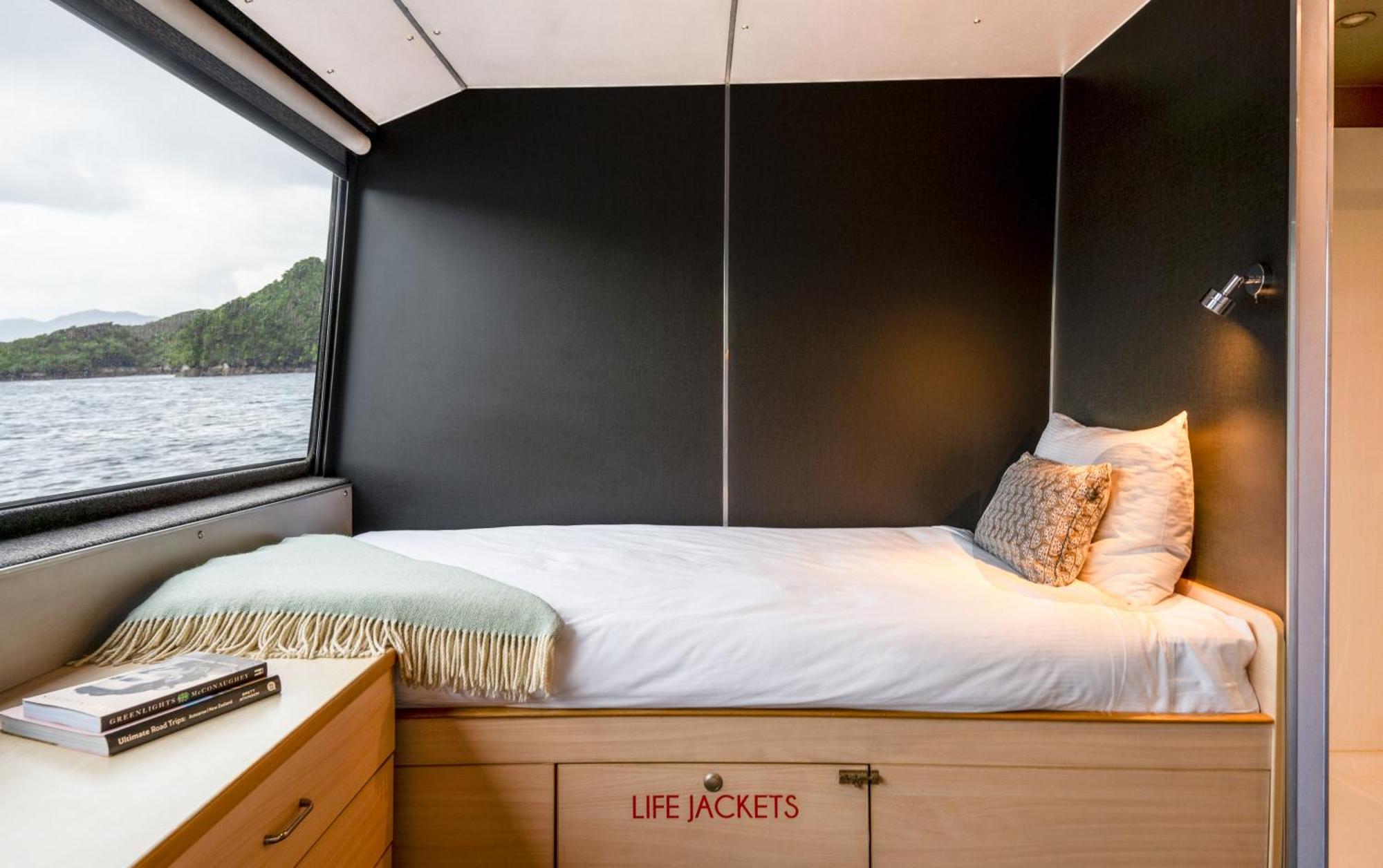 Milford Sound Overnight Cruise - Fiordland Discovery Экстерьер фото
