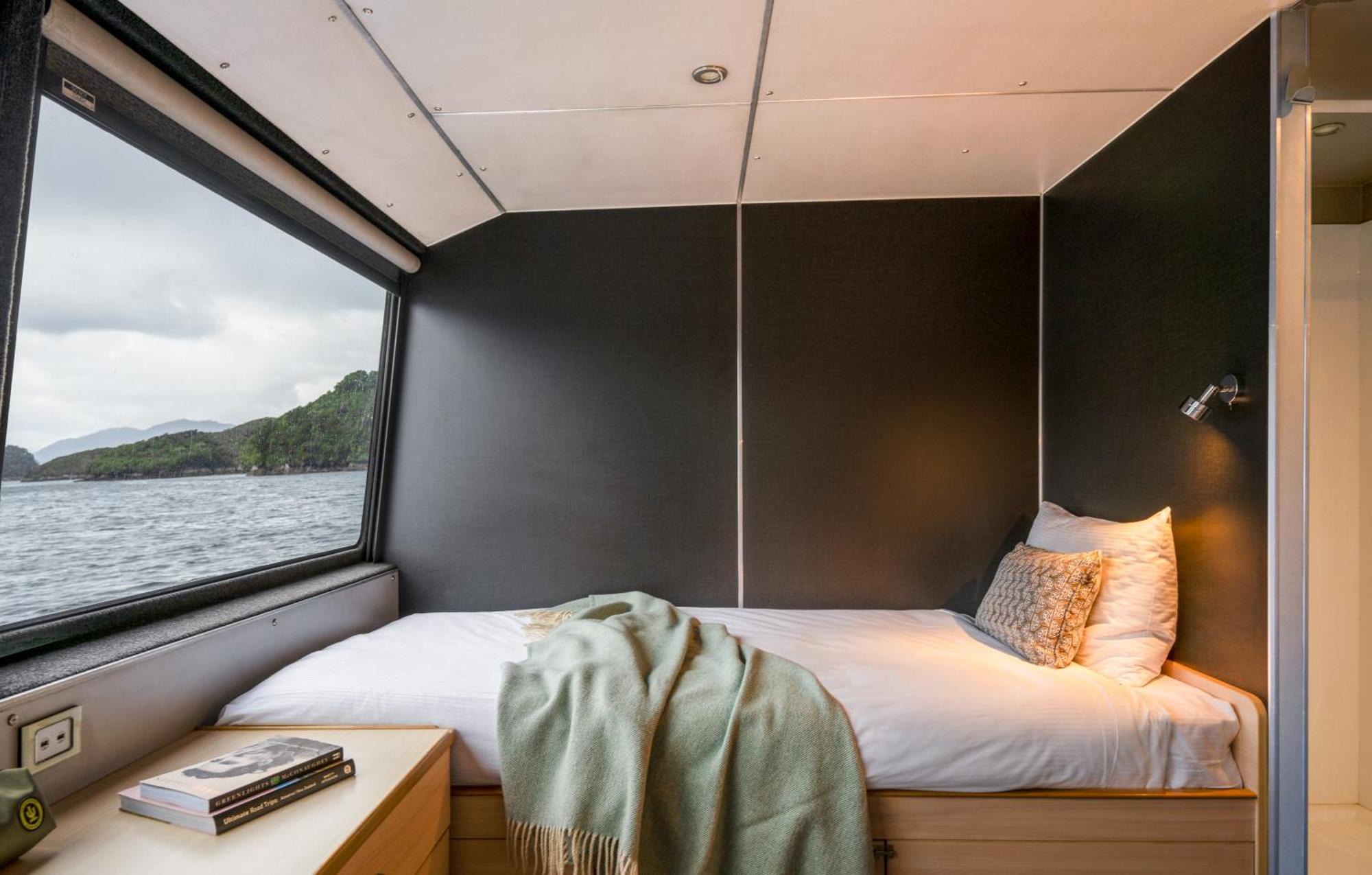 Milford Sound Overnight Cruise - Fiordland Discovery Экстерьер фото