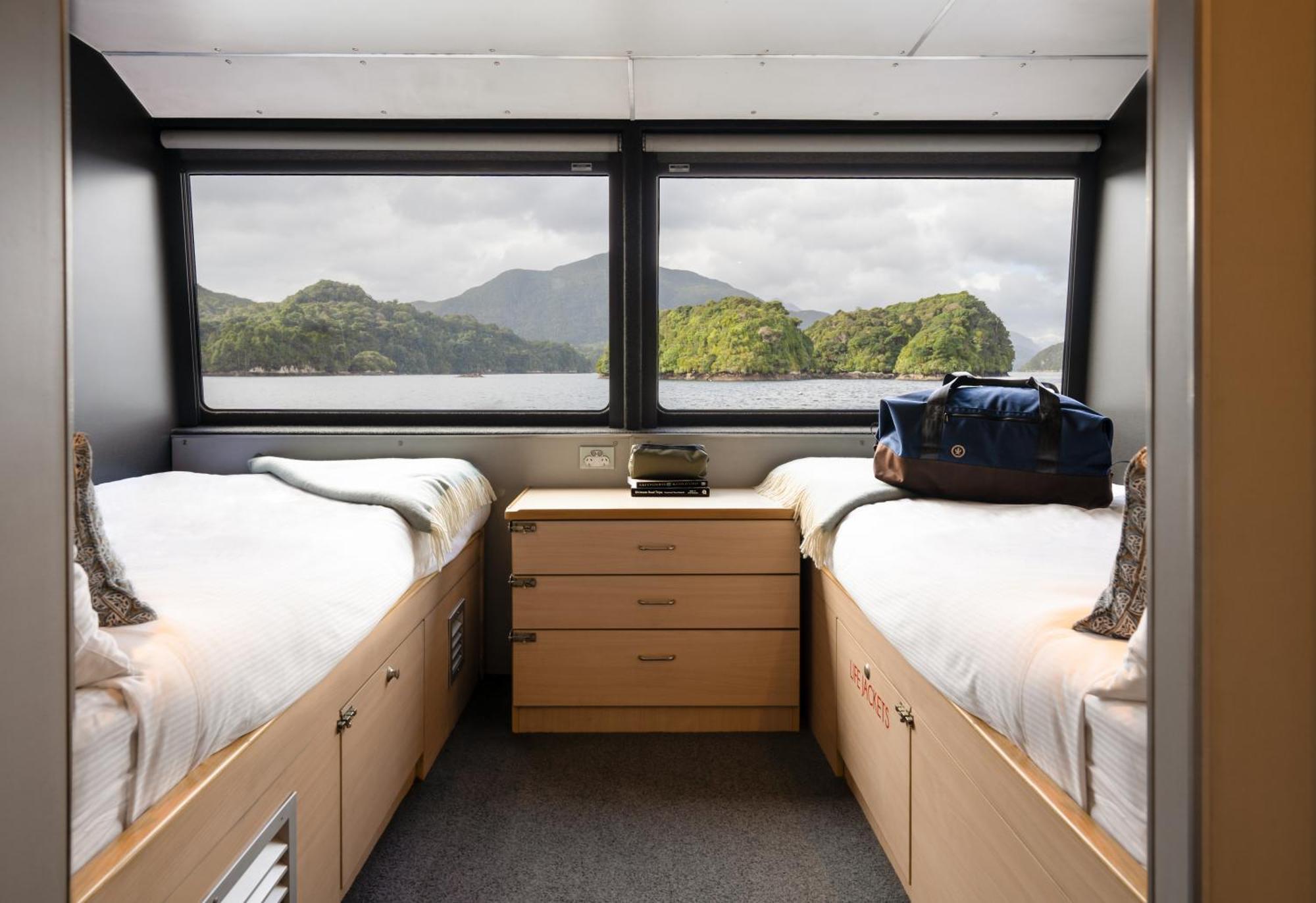 Milford Sound Overnight Cruise - Fiordland Discovery Экстерьер фото