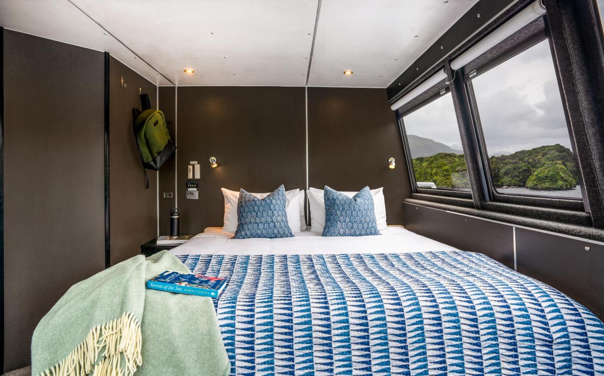 Milford Sound Overnight Cruise - Fiordland Discovery Экстерьер фото