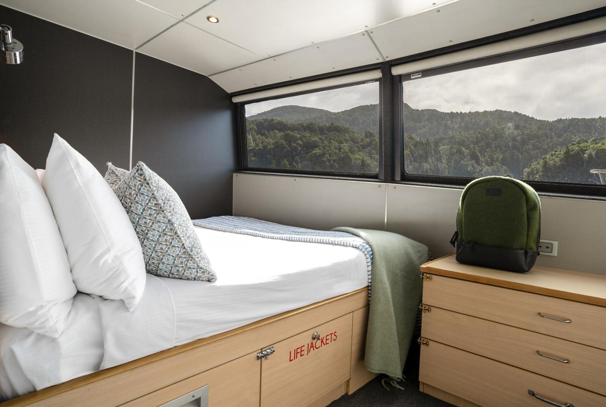 Milford Sound Overnight Cruise - Fiordland Discovery Экстерьер фото