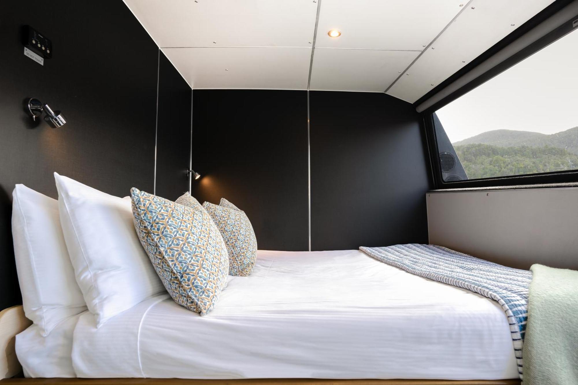 Milford Sound Overnight Cruise - Fiordland Discovery Экстерьер фото