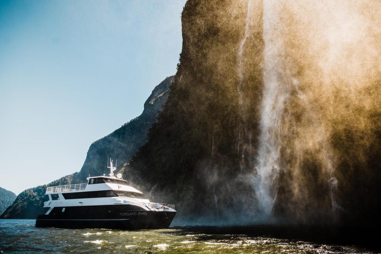 Milford Sound Overnight Cruise - Fiordland Discovery Экстерьер фото