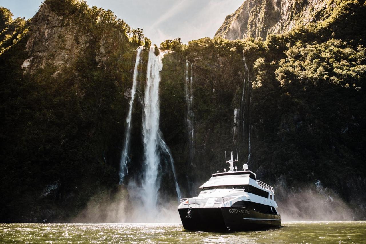 Milford Sound Overnight Cruise - Fiordland Discovery Экстерьер фото