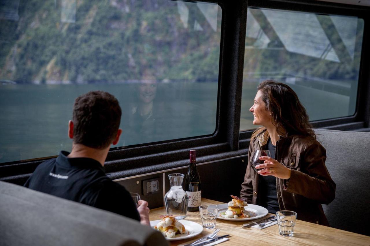Milford Sound Overnight Cruise - Fiordland Discovery Экстерьер фото