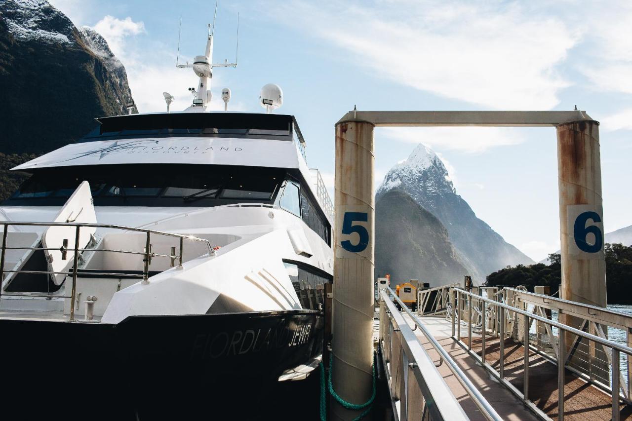 Milford Sound Overnight Cruise - Fiordland Discovery Экстерьер фото