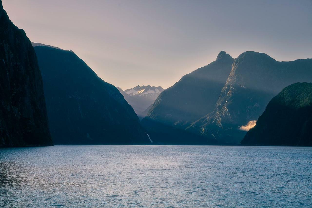 Milford Sound Overnight Cruise - Fiordland Discovery Экстерьер фото